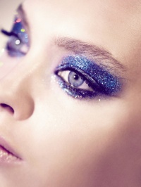 Blu-glitter-makeup.jpg