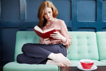 Woman-reading-a-book-on-sofa-2043550.jpg